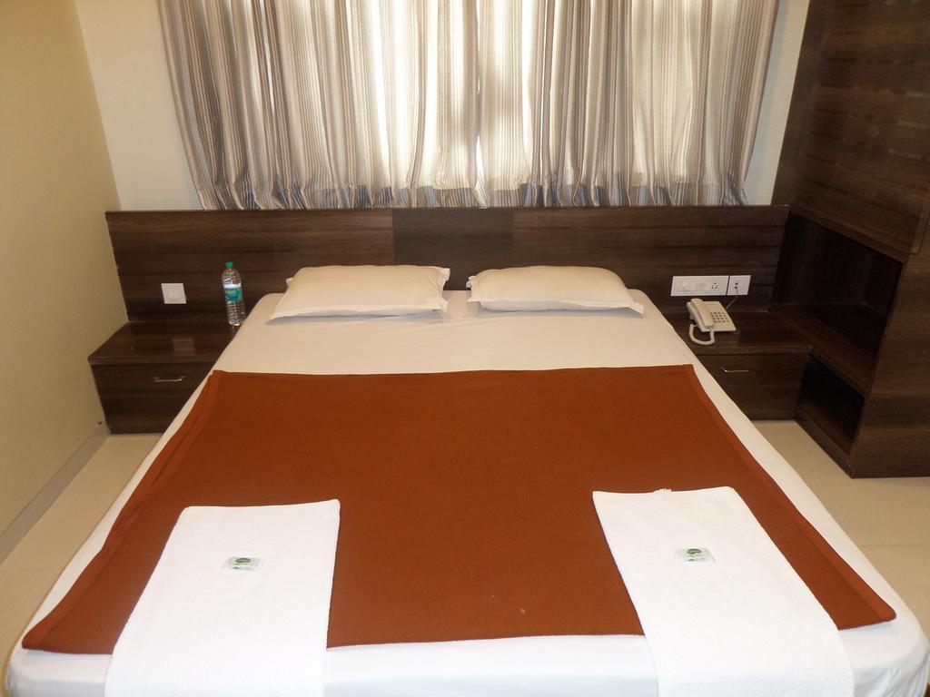 Sai Heera Residency Hotel Ширди Стая снимка