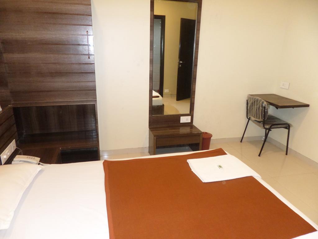 Sai Heera Residency Hotel Ширди Стая снимка