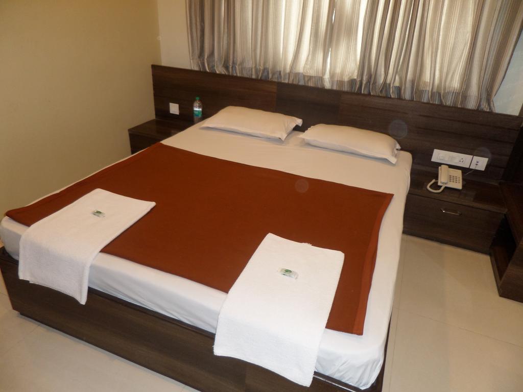 Sai Heera Residency Hotel Ширди Стая снимка