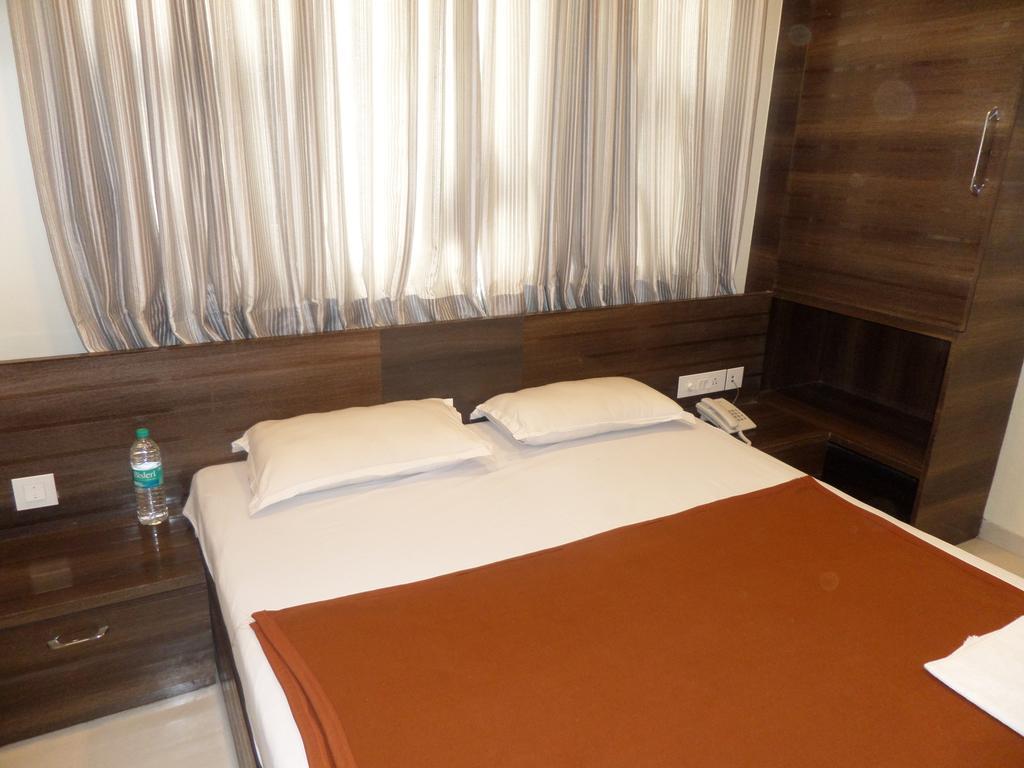 Sai Heera Residency Hotel Ширди Стая снимка