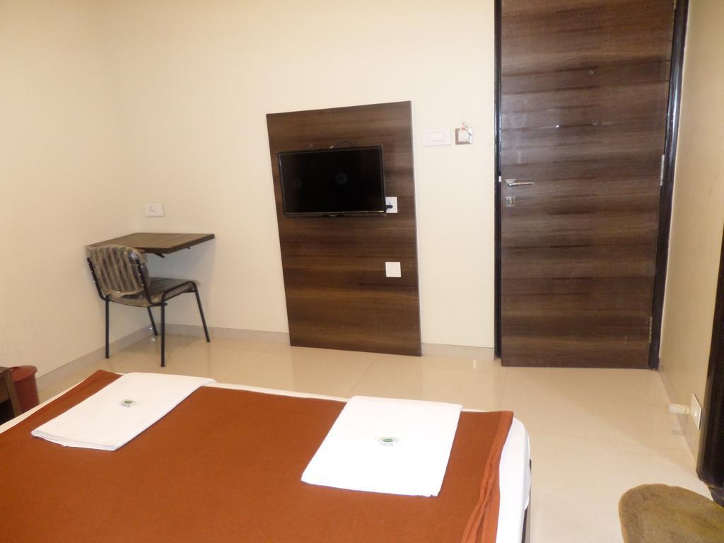 Sai Heera Residency Hotel Ширди Стая снимка
