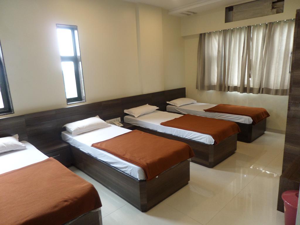 Sai Heera Residency Hotel Ширди Стая снимка