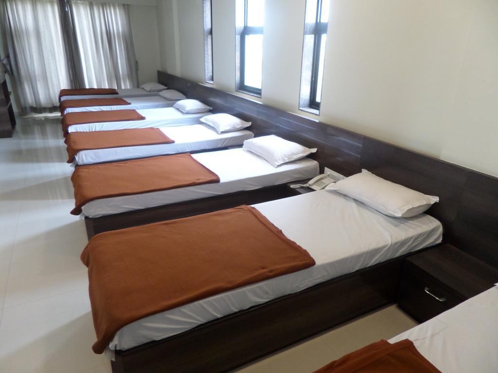 Sai Heera Residency Hotel Ширди Стая снимка