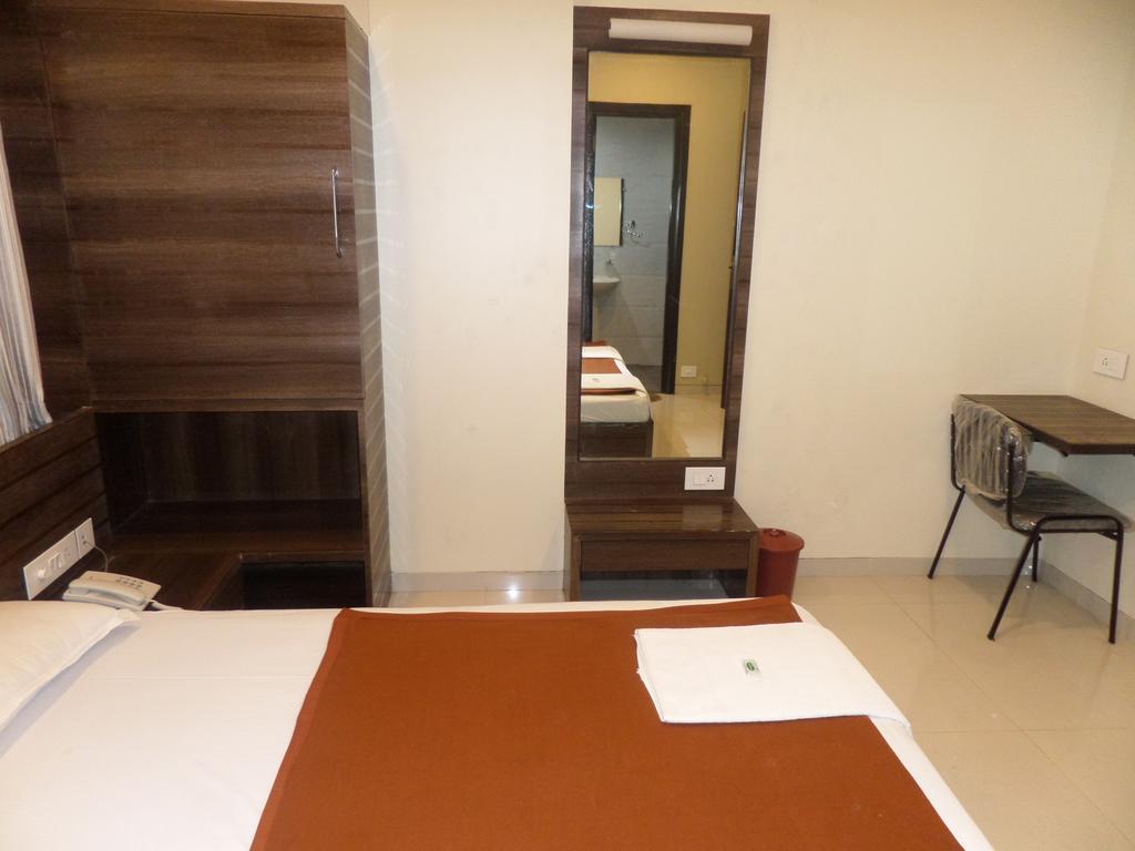 Sai Heera Residency Hotel Ширди Екстериор снимка