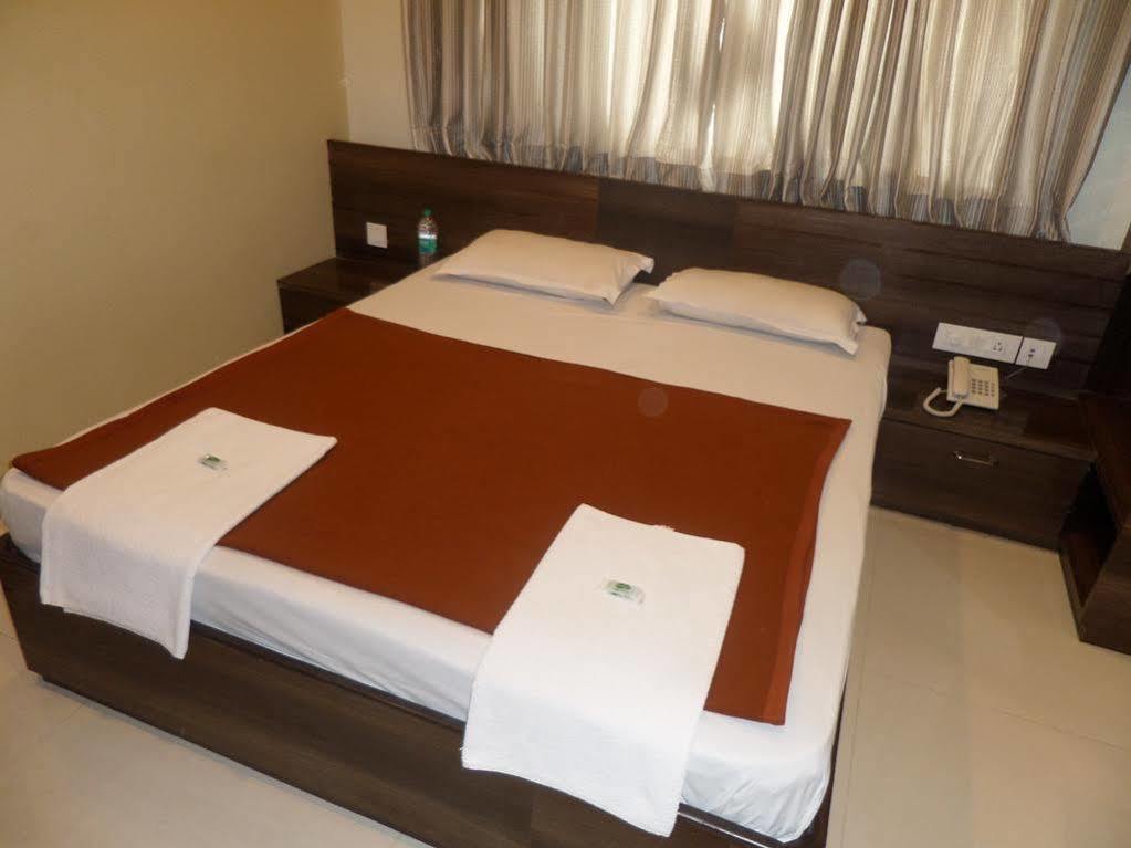 Sai Heera Residency Hotel Ширди Екстериор снимка