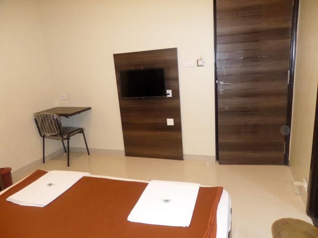 Sai Heera Residency Hotel Ширди Екстериор снимка